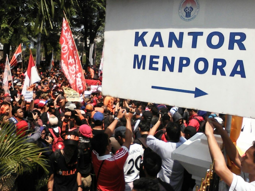 Geruduk Kemenpora, Jakmania Tuntut Imam Nahrawi Cabut Pembekuan PSSI