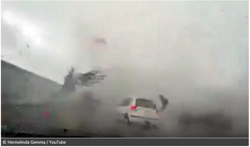 Video Angin Topan Hantam Sebuah Mobil di Taiwan