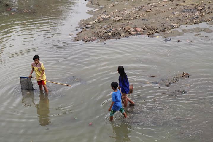Ramai-ramai Cari Ikan di Sungai Cisadane 