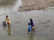 Ramai-ramai Cari Ikan di Sungai Cisadane