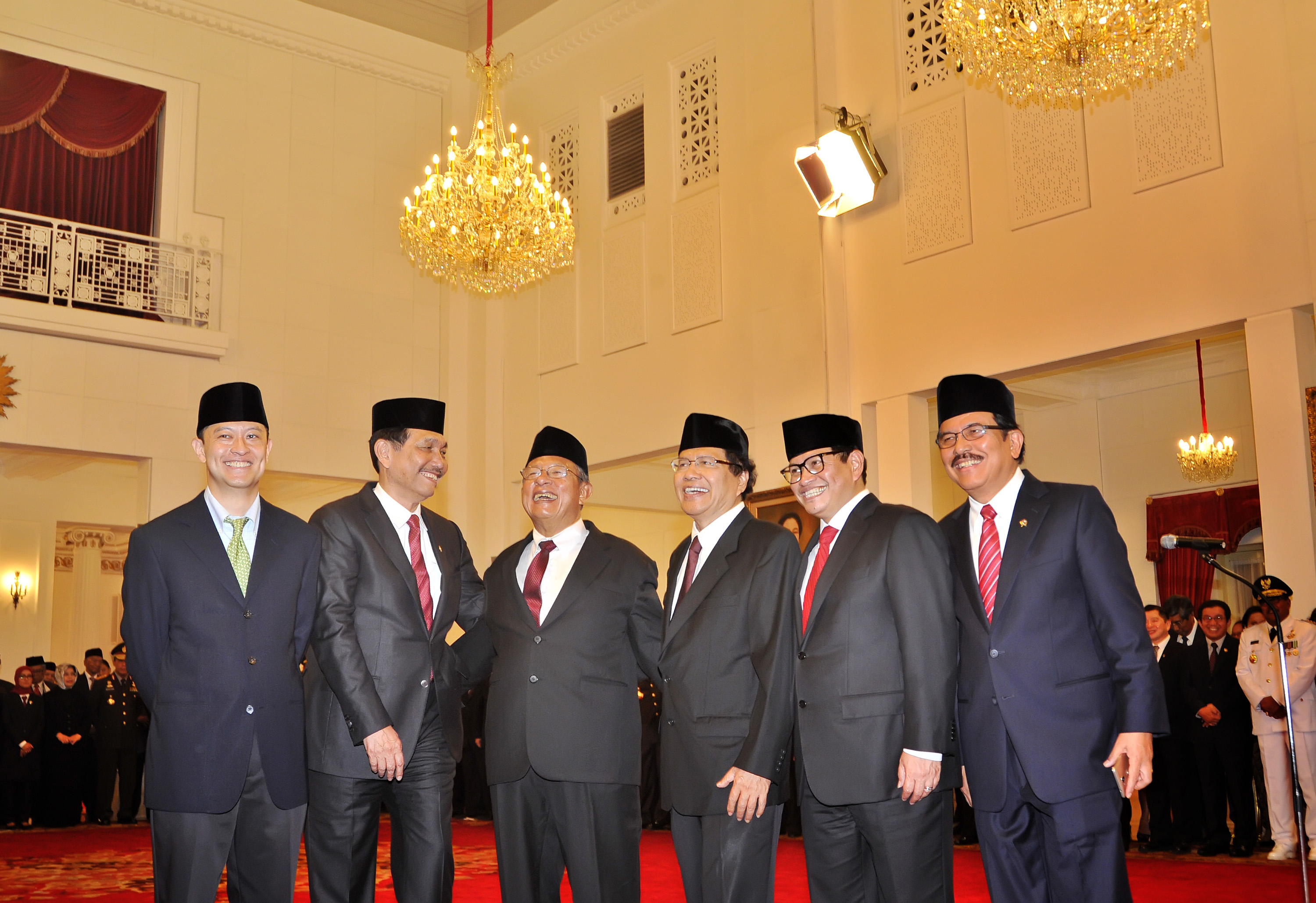 Presiden Jokowi Rombak Kabinet, Rupiah dan IHSG Tetap Terpuruk 
