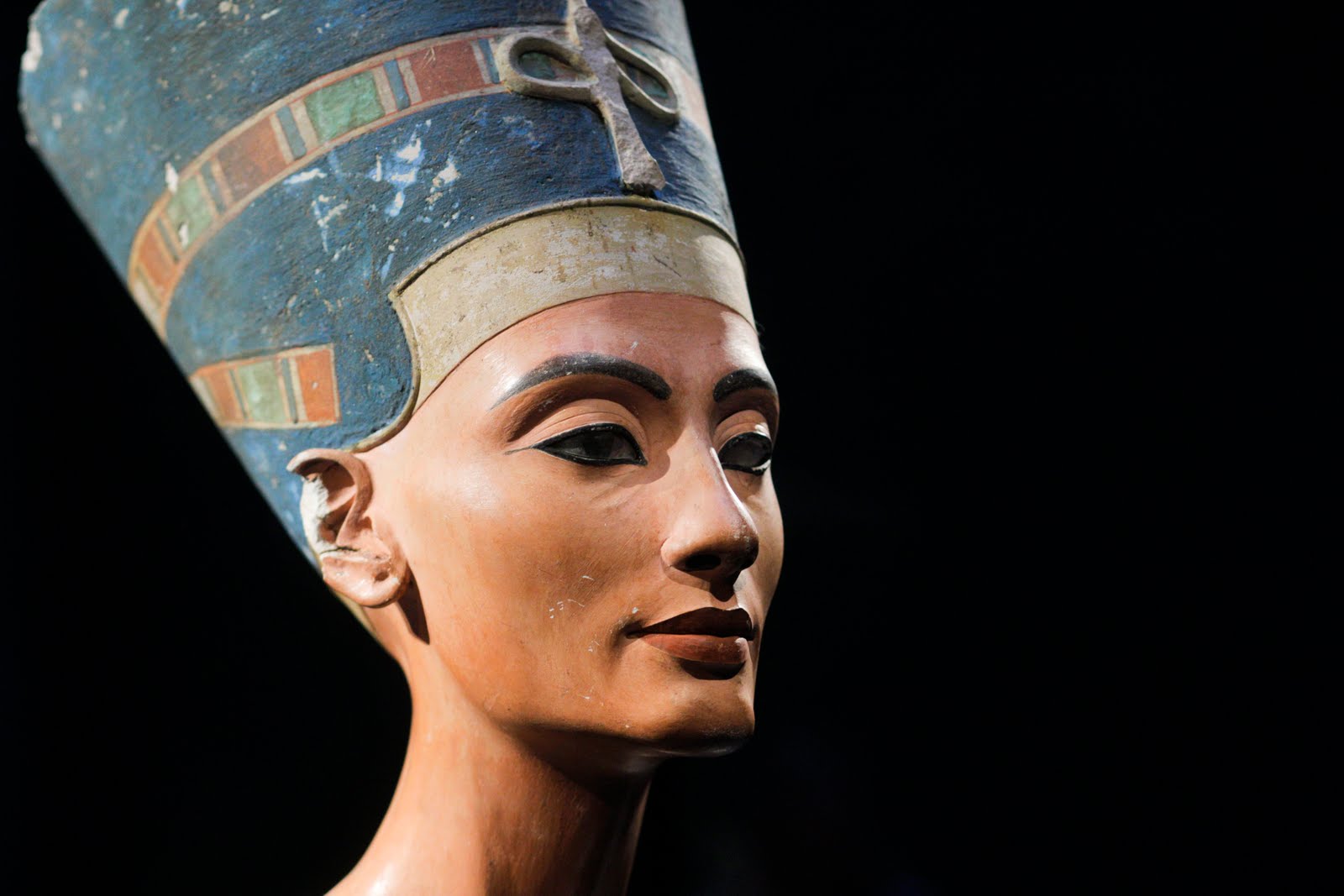 Arkeolog Temukan Pintu Masuk Makam Ratu Nefertiti