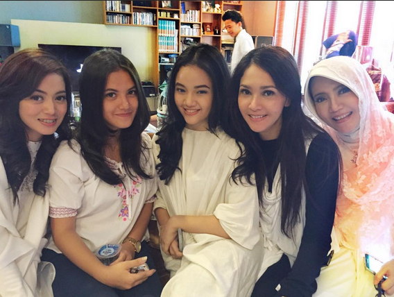 Keakraban Maia Estianty dengan Pacar El Rumi