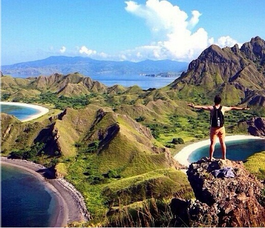 Nikmati Pemandangan Indah dari Atas Bukit Pulau Padar NTT