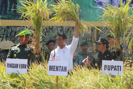 Di Mabes TNI Mentan Amran Puji TNI Setinggi Langit