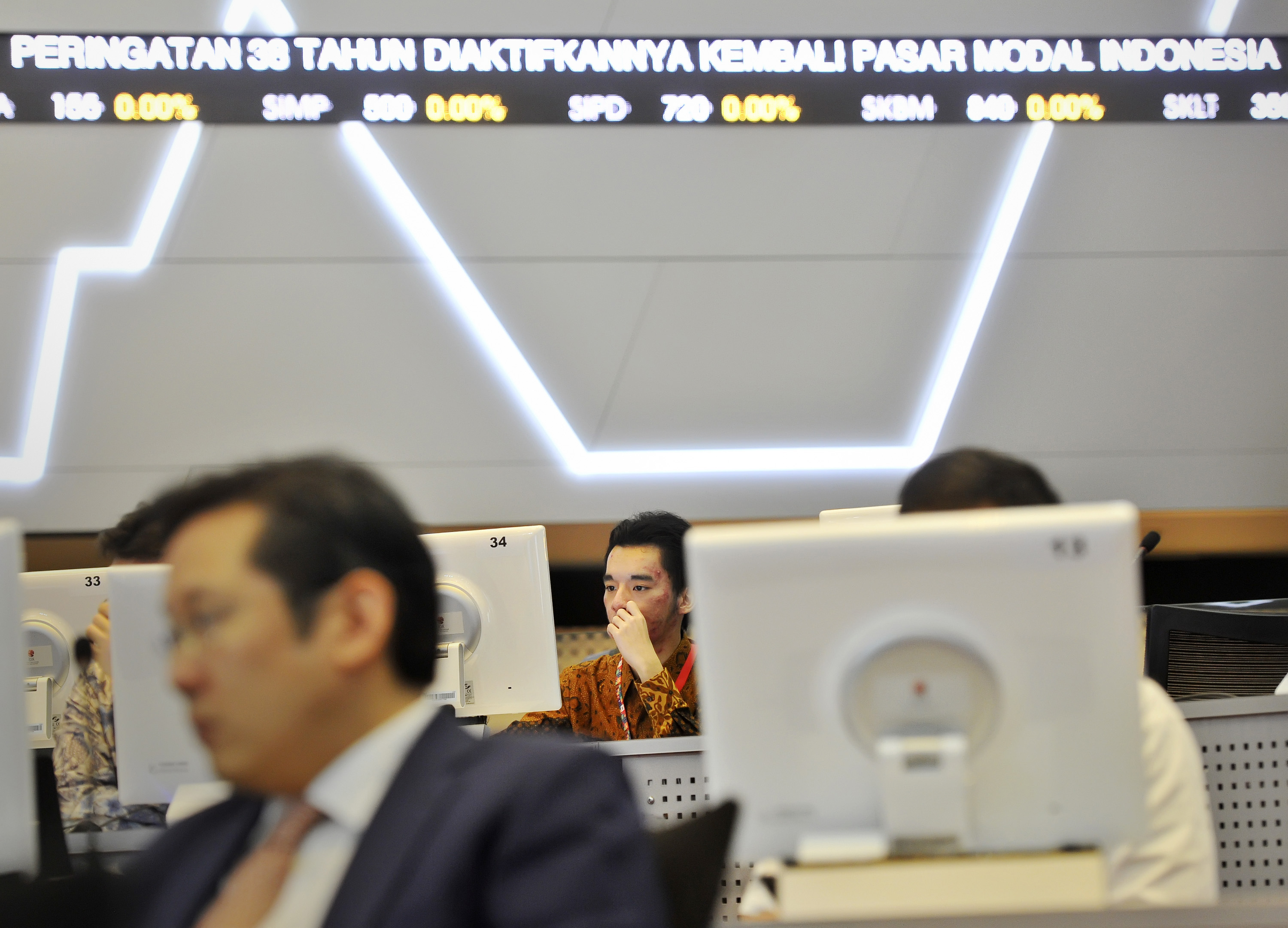 Pialang mengamati pergerakan indeks harga saham gabungan (IHSG) di Gedung Bursa Efek Jakarta, Senin (10/8). (Foto Antara/Yudhi Mahatma)