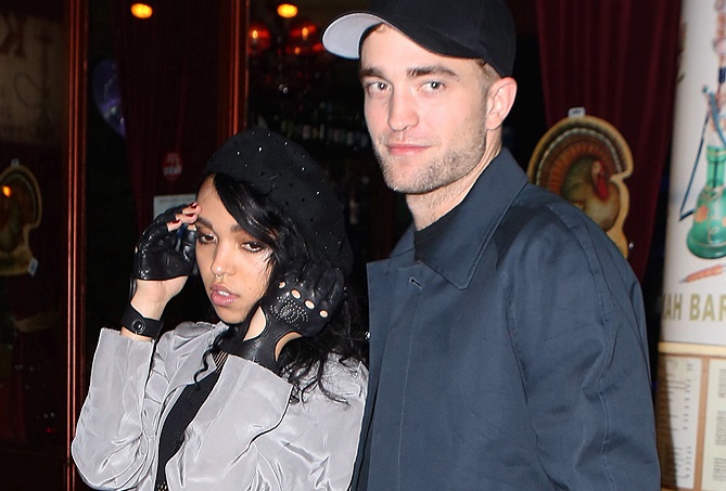 Bertengkar Hebat, Robert Pattinson Tunda Pernikahan dengan FKA Twings