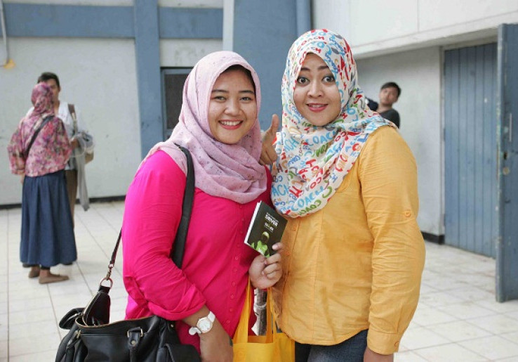 Dua Ibu Guru TK  Nyambi Jadi Go-Jek