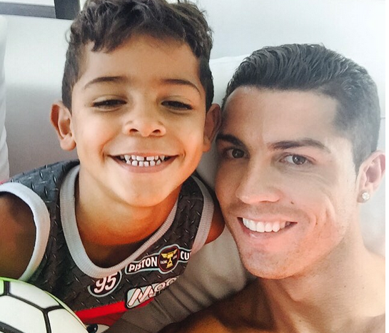 Ronaldo Pamer Perut Six Pack Bersama Putranya