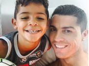 Ronaldo Pamer Perut Six Pack Bersama Putranya