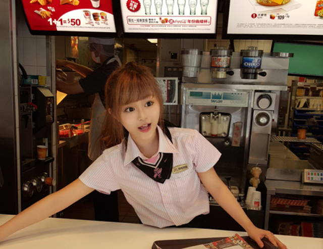 Mirip Boneka, Pegawai Cantik McDonald’s Dijuluki Bidadari