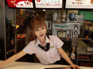 Mirip Boneka, Pegawai Cantik McDonald’s Dijuluki Bidadari