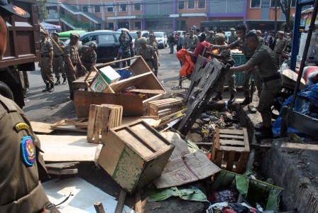 Pasca Penggusuran Pasar Benhil, PKL Colong-colong Berjualan