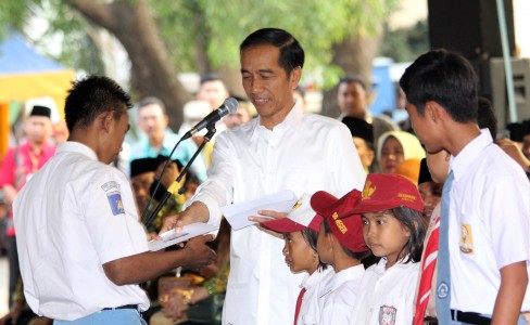 Presiden Jokowi Beri Penghormatan kepada Para Pahlawan