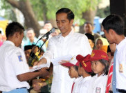 Presiden Jokowi Beri Penghormatan kepada Para Pahlawan