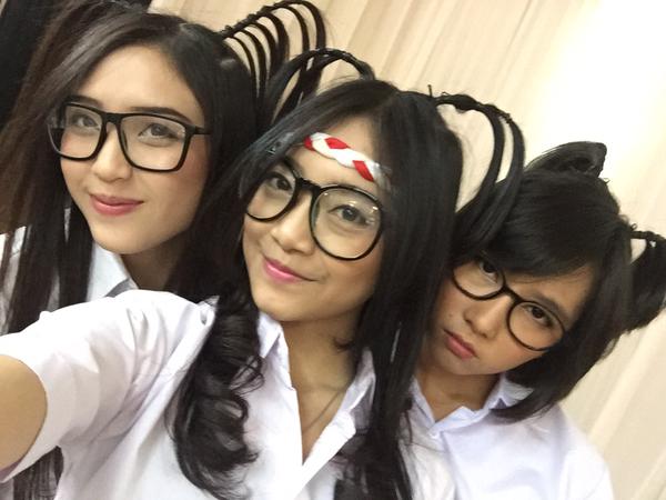 Heboh! Sendy JKT48 Nyanyi Dangdut di Handshake Festival