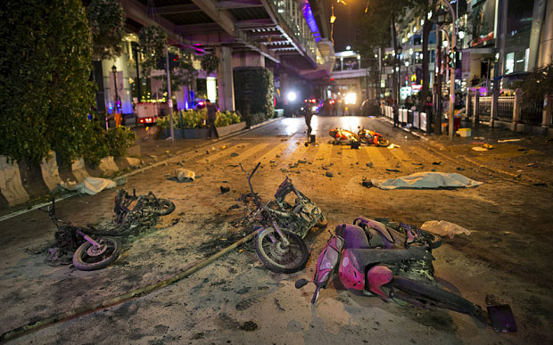 Seorang Pria yang Diduga Pelaku Bom Bangkok Tertangkap Kamera