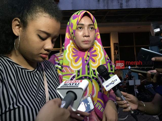 Keluarga Penumpang dan Awak Pesawat Datangi Kantor Pusat Trigana Air