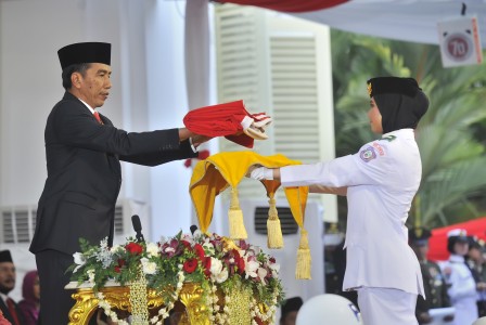 Rani Noerinsan, Hijabers Cantik Pembawa Baki di Upacara Penurunan Bendera