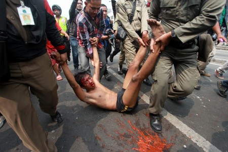 Penggusuran Kampung Pulo, Satpol PP Pukuli Warga dan Rusak Fasilitas Umum 