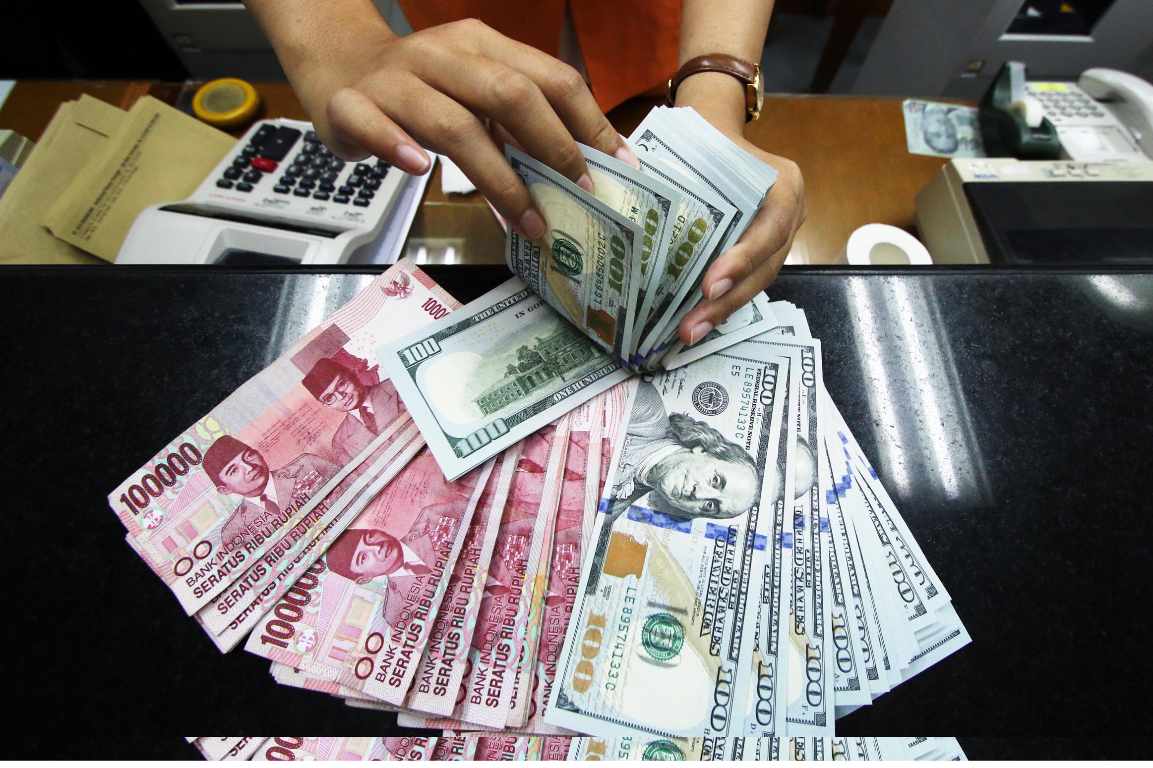 Rupiah Ditutup Tembus Rp14.400 per Dollar AS