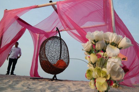 Wisata Romantis di Pantai Pasir Putih Romance Bay