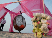 Wisata Romantis di Pantai Pasir Putih Romance Bay