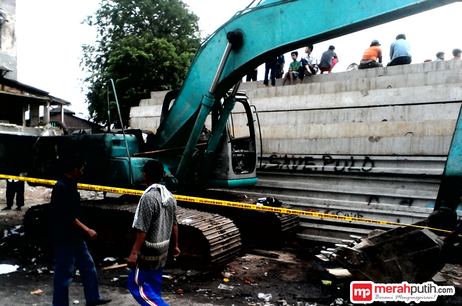Rusuh Kampung Pulo, Satu Unit Eskavator Dibakar