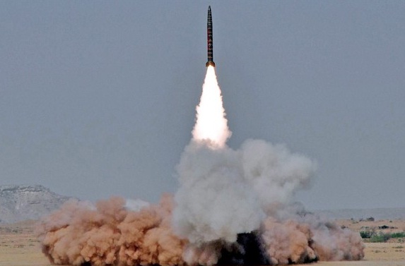 Pasukan Yaman Bombardir Pangkalan Militer Arab Saudi dengan Rudal Balistik