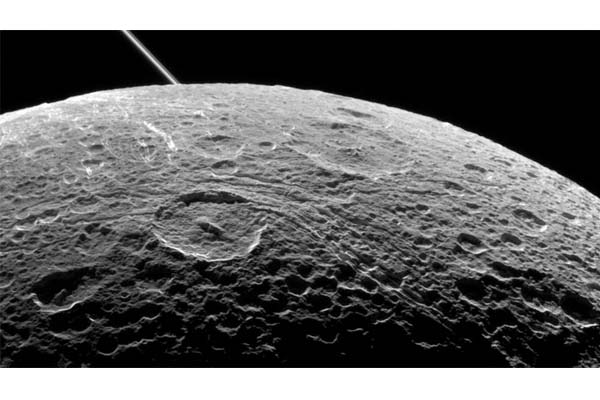 Gambar Terbaru Dione, Salah Satu Bulan Saturnus