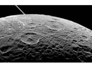 Gambar Terbaru Dione, Salah Satu Bulan Saturnus