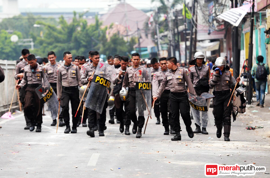 Cegah Bentrok Susulan, Brimob Tutup Akses Kampung Pulo