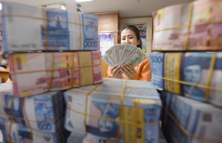 Rupiah Turun Tajam ke Rp14.363 per Dollar AS