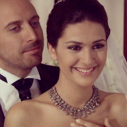 Romantis, Galeri Foto Pernikahan Halit Ergenc dan Berguzar Korel