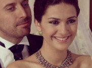 Romantis, Galeri Foto Pernikahan Halit Ergenc dan Berguzar Korel
