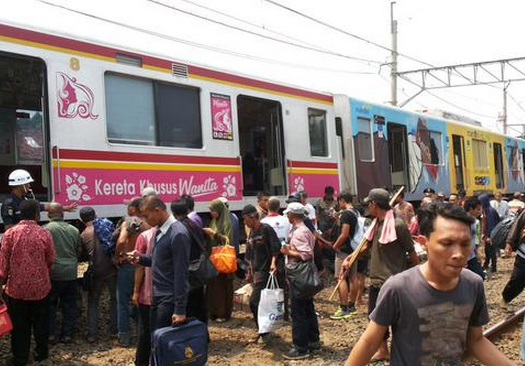 Sebuah Sepeda Motor Terlindas KRL di Serpong 