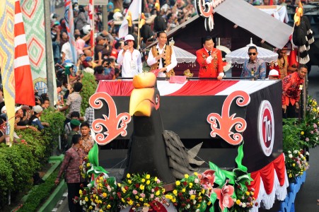 Jokowi Hadiri Pawai Karnaval Khatulistiwa
