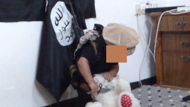 ISIS Rilis Video Bocah 'Penggal' Boneka Beruang