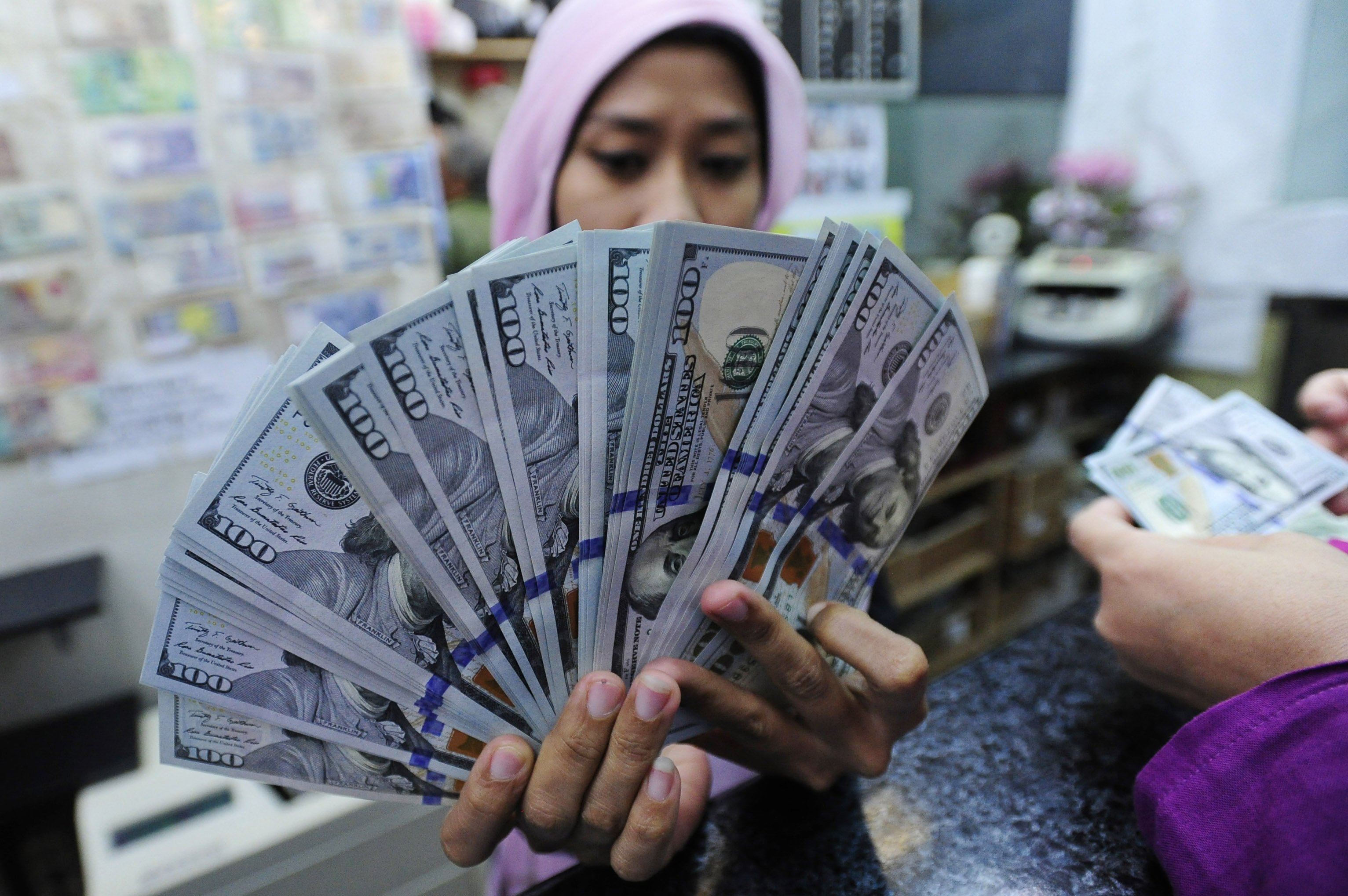 Rupiah Ditutup Menguat Sambut Positif Paket Ekonomi V