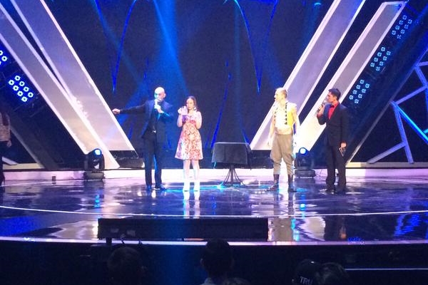 Space Cowboy Lelehkan Kaca, Deddy Corbuzier Pecahkan Gelas
