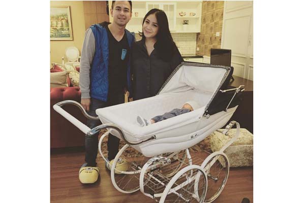 Miliki Kereta Bayi Mahal, Rafathar Bak Royal Baby Inggris