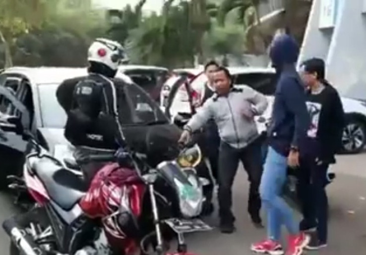 Video Parodi Pengeroyokan Paranormal, Dijamin Ngakak