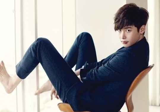 Lee Jong Suk Tengah Pertimbangkan Bintangi Film 'One Line'