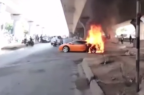 Heboh, Supercar Bernilai Miliaran Rupiah Terbakar di Pusat Kota