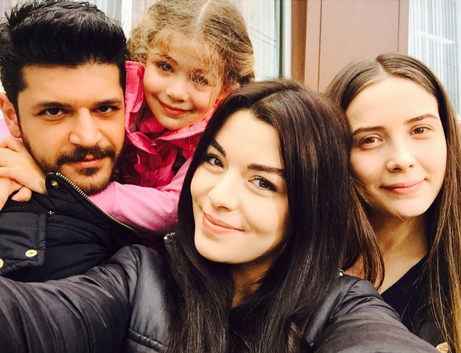 Duka Para Bintang Elif untuk Tragedi Paris