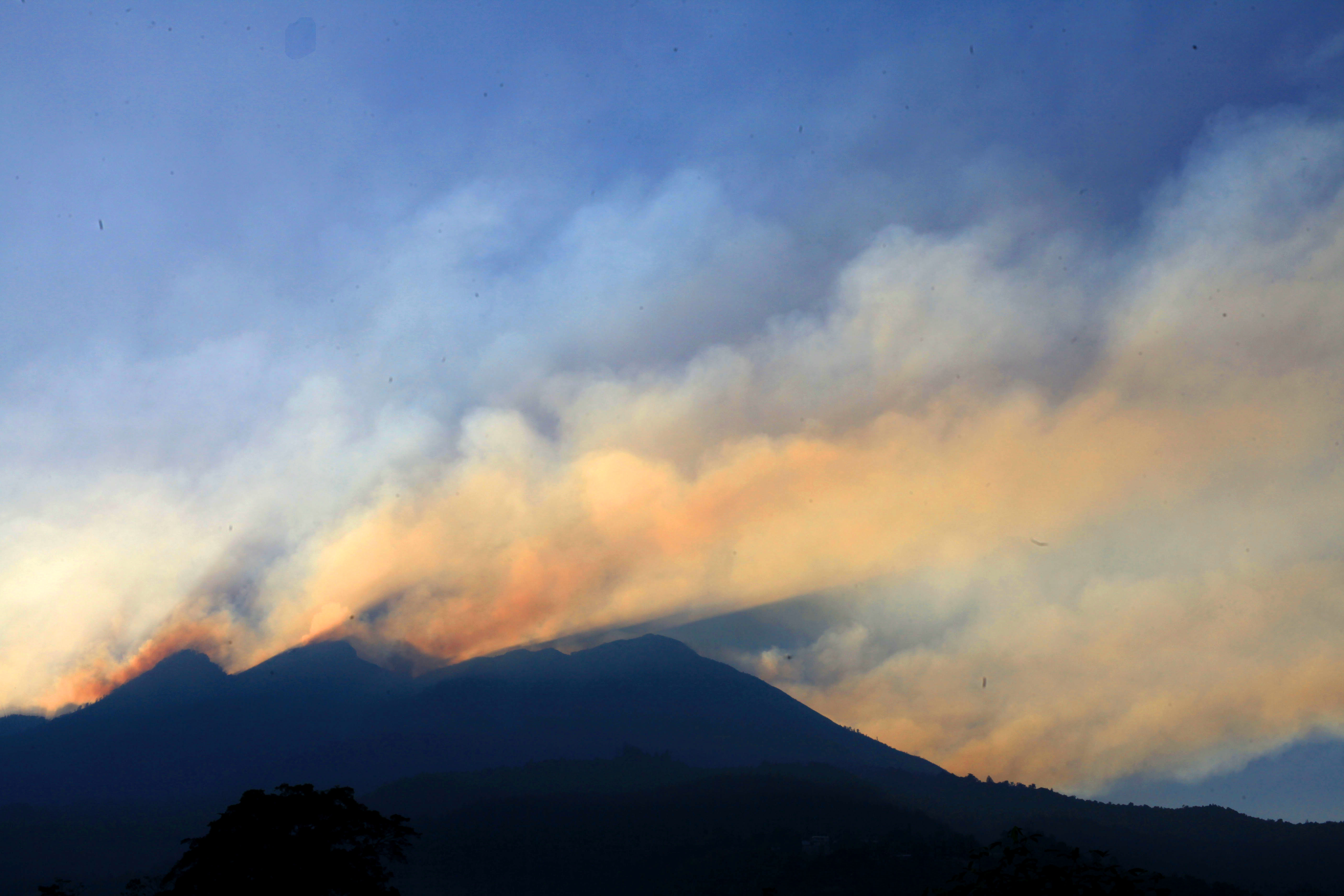 Gunung Aso di Jepang Meletus