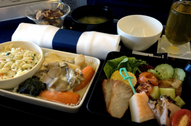 Fakta Unik dan Menarik Makanan di Pesawat