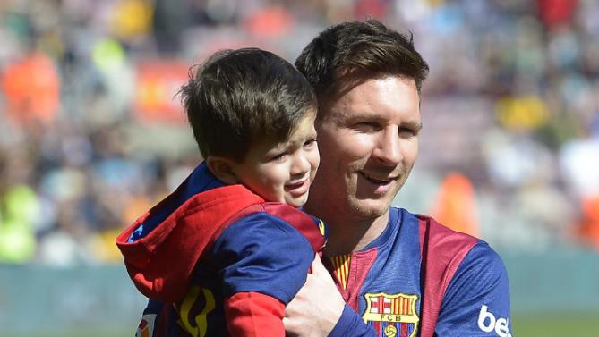 Video Messi 'Momong' Sang Anak Dengan Bermain Skuter