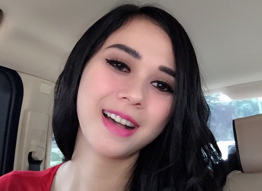 Aura Kasih Gunakan Jasa Go-Jek, Siapa Mau Jadi Pengemudinya?