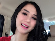 Aura Kasih Gunakan Jasa Go-Jek, Siapa Mau Jadi Pengemudinya?